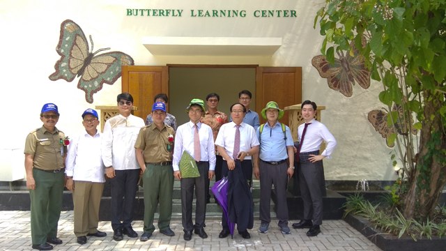 Dirjen International Affair KFS Ko Ki Yeon dan rombongan berfoto di depan Butterfly learning center