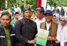 Menhut Serahkan SK Perhutanan Sosial kepada Kelompok Masyarakat di NTB